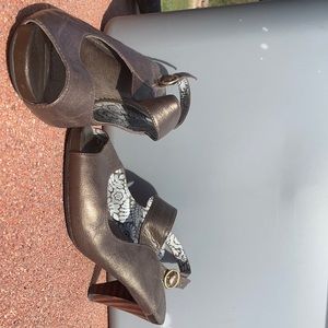 Peep toe sling back heel